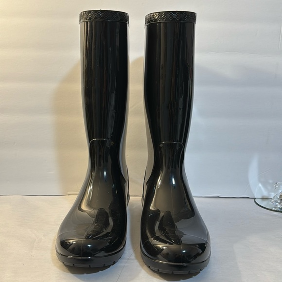 UGG SHAYE RAIN BOOTS IN EXCELLENT CONDITION LIKE NEW - Picture 2 of 9